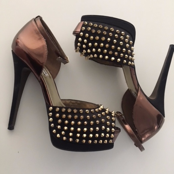 Smoking hot black and bronze studded peep toe shoe - Picture 4 of 8